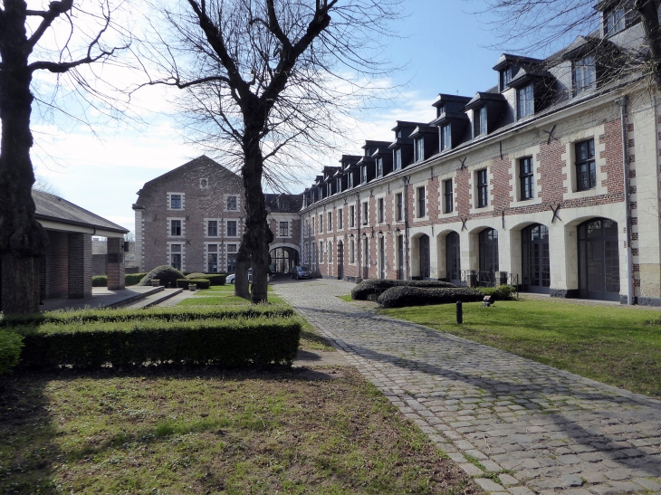 Devant le palais de justice - Cambrai