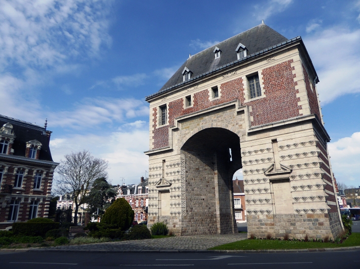 La porte Notre Dame : entrée Nord de la ville - Cambrai