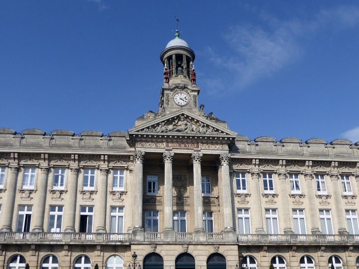 L'hotel de ville ^lace Aristide Briand - Cambrai