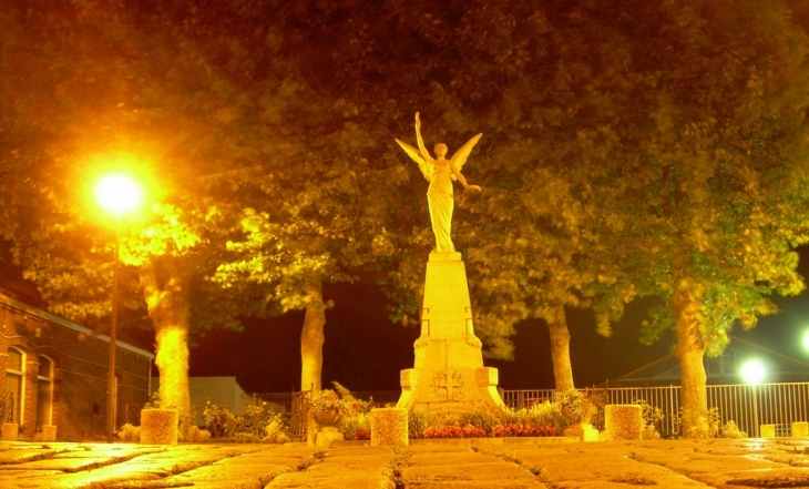 Monument aux morts - by night - Cappelle-en-Pévèle