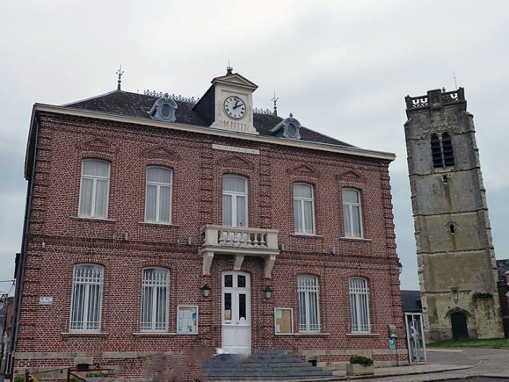 La mairie et la tour gothique - Carnières