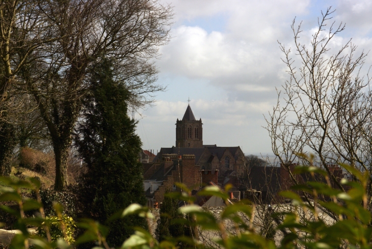 Vue de la collégiale depuis la place du château - Cassel