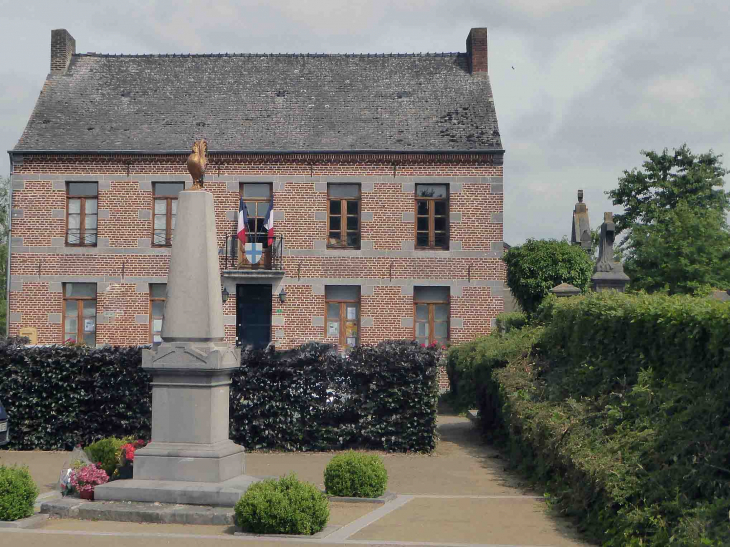 La mairie et le monument aux morts - Clairfayts