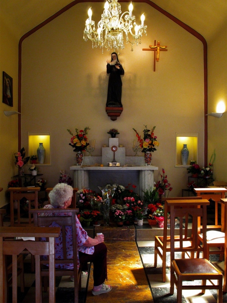 Vue intérieur de la chapelle Ste RITA de Curgie - Curgies