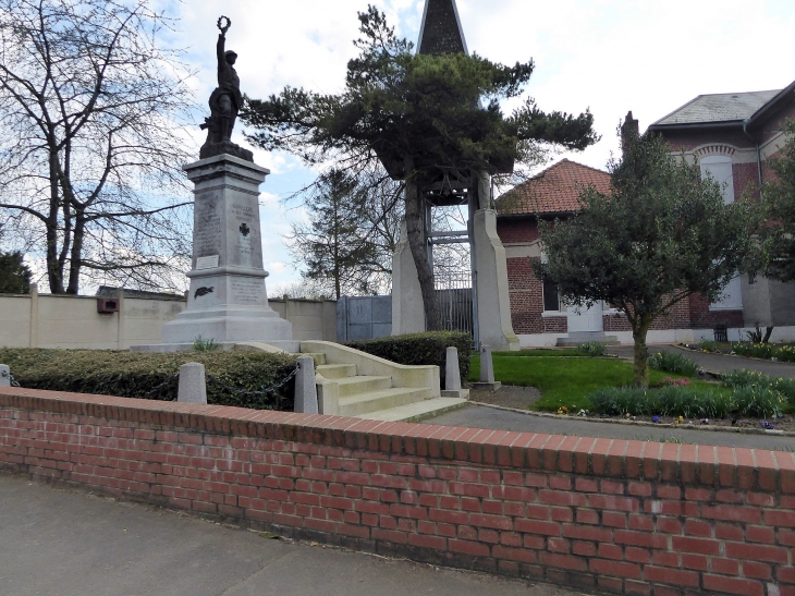 Le monument aux morts devant la mairie - Cuvillers