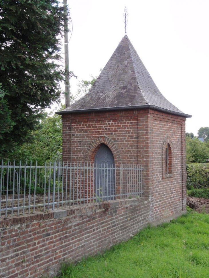 Dimechaux (59740) chapelle au croisement du centre-bourg