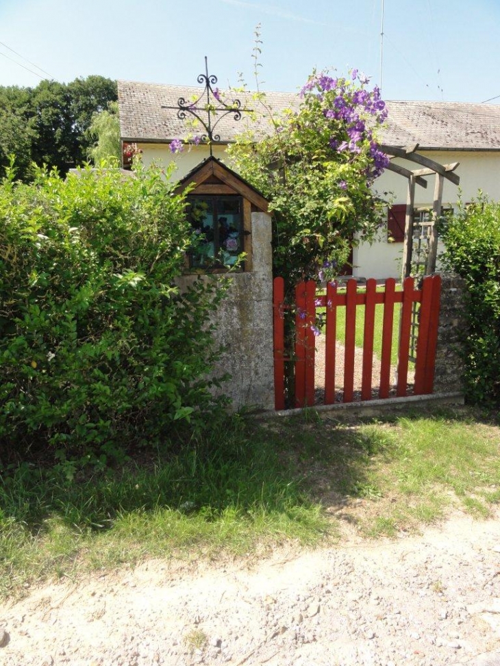 Dimont (59216) chapelle dans un portail de maison