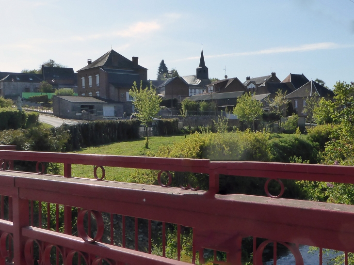 Le village vu du pont sur le ruisseau - Dimont