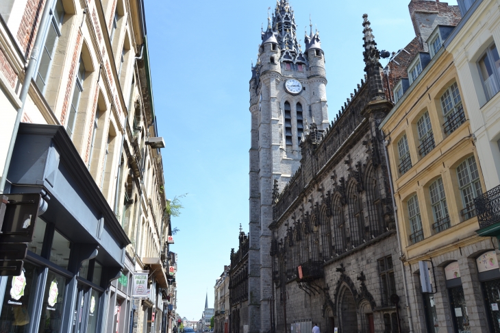 Hotel-de-Ville et son beffroi haut de 54 Mètres son carillon a 62 Cloches ( 14 Em Siècle ) - Douai