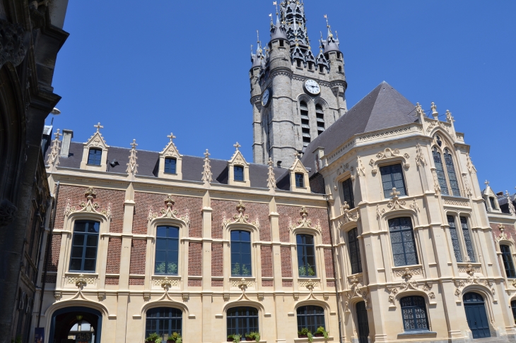 Hotel-de-Ville et son beffroi haut de 54 Mètres son carillon a 62 Cloches ( 14 Em Siècle ) - Douai