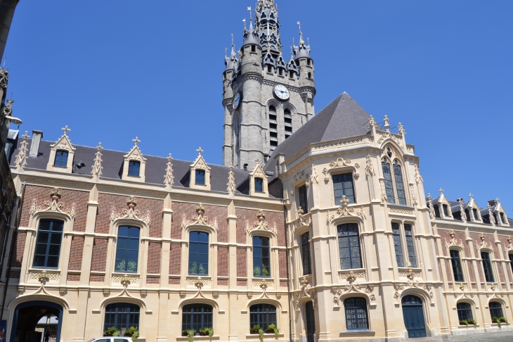 Hotel-de-Ville et son beffroi haut de 54 Mètres son carillon a 62 Cloches ( 14 Em Siècle ) - Douai