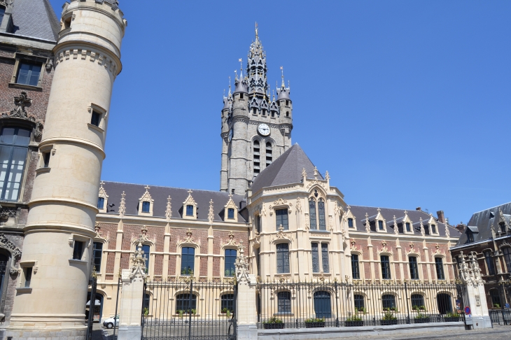 Hotel-de-Ville et son beffroi haut de 54 Mètres son carillon a 62 Cloches ( 14 Em Siècle ) - Douai