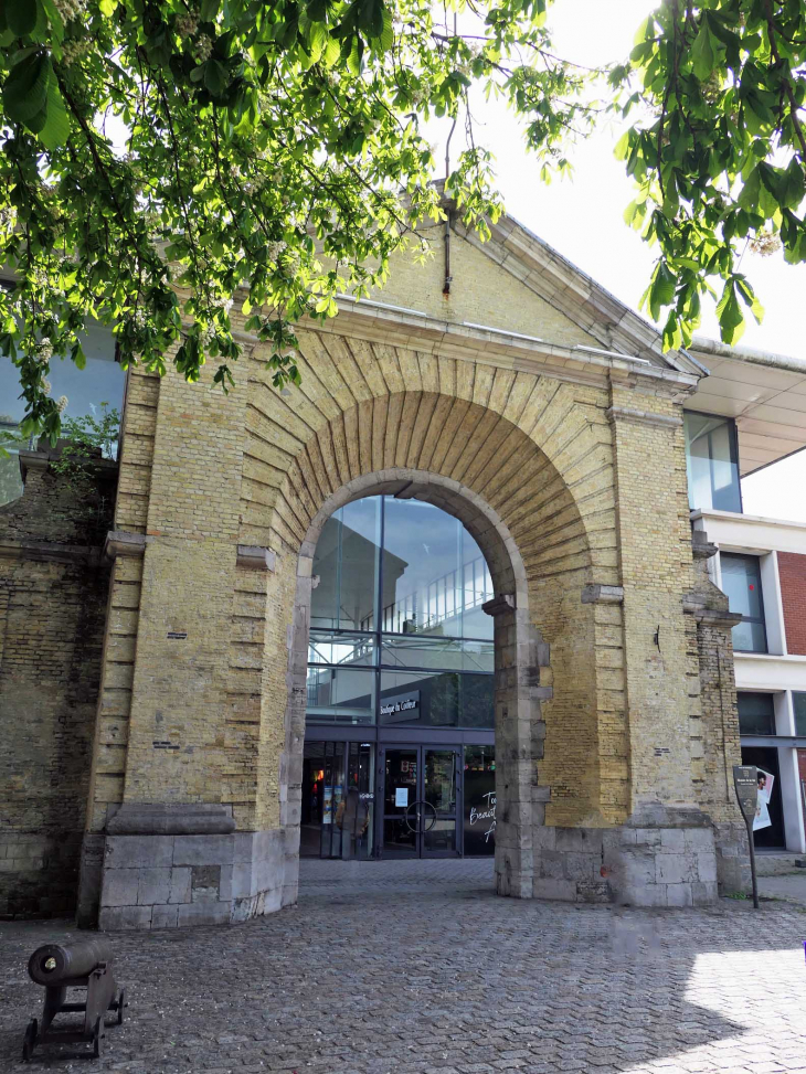 Entrée du centre coimercial : ancienne porte de la ville  - Dunkerque