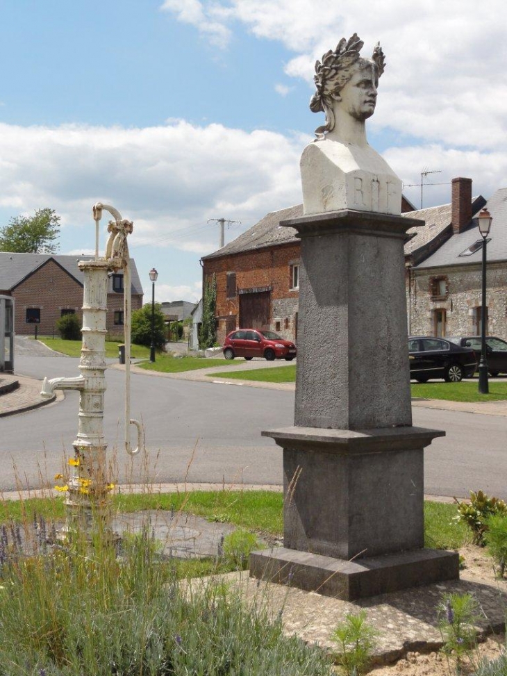 Écuélin (59620) la buste de Marianne et la pompe du village