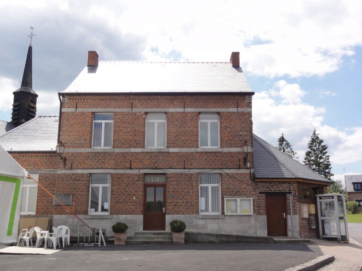 Écuélin (59620) la mairie (au fond la tour de l'église)