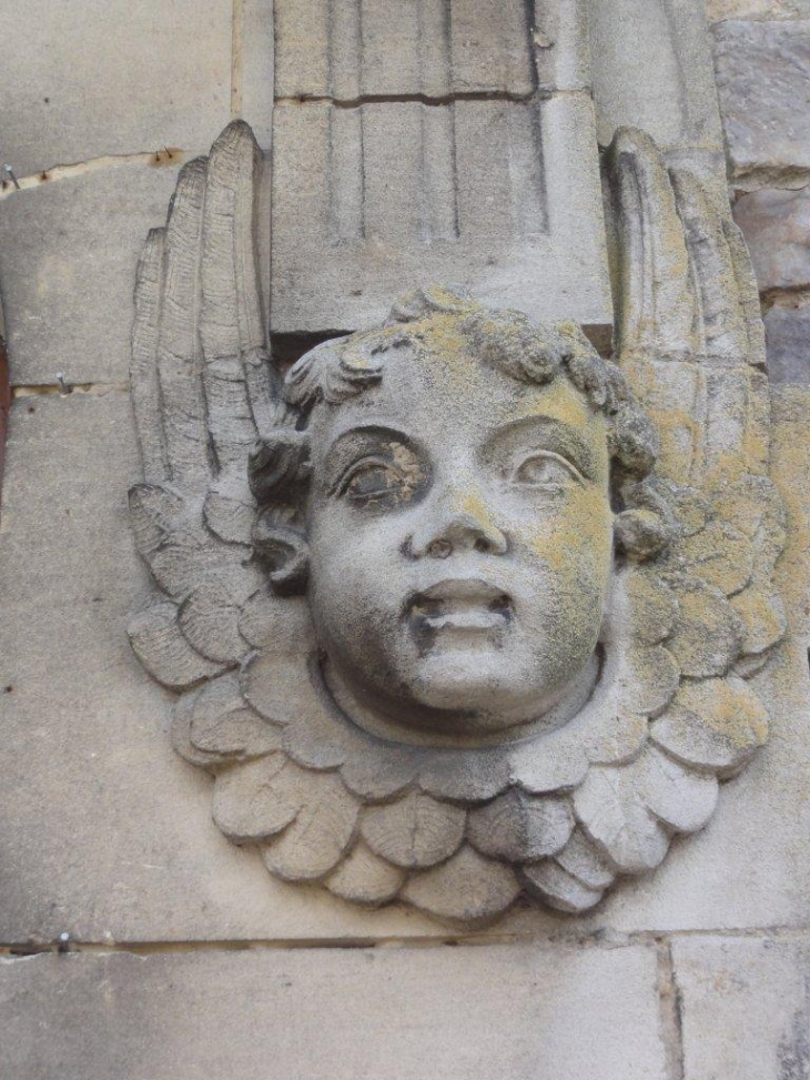 Englefontaine (59530) église Saint-Georges, sculpture ange du portail