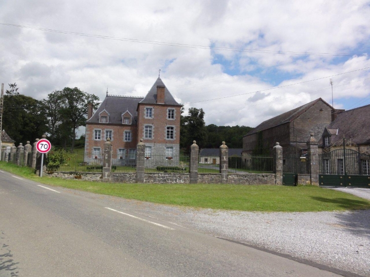 Château de Voyaux, vue du sud - Eppe-Sauvage