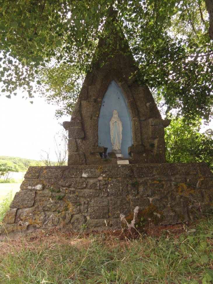 Eppe-Sauvage (Nord, Fr) chapelle Notre Dame de Lourdes, à Voyaux