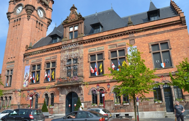 L'Hotel de Ville ( Décoré a l'occasion des quatre jours cycliste de Dunkerque ) - Estaires