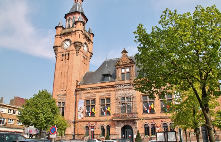 L'Hotel de Ville ( Décoré a l'occasion des quatre jours cycliste de Dunkerque ) - Estaires