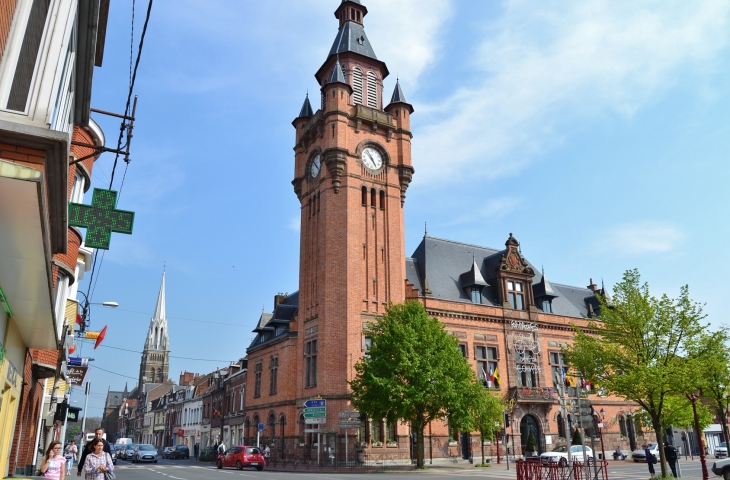 L'Hotel de Ville ( Décoré a l'occasion des quatre jours cycliste de Dunkerque ) - Estaires