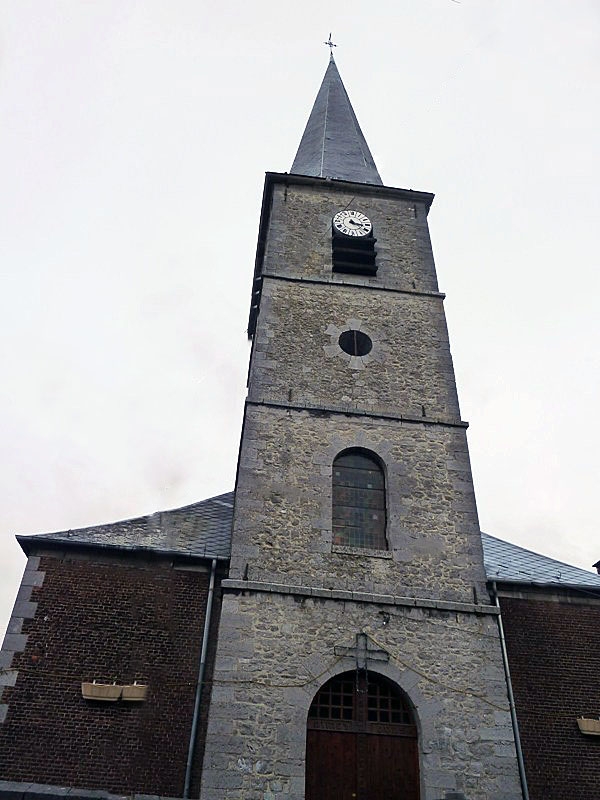 L'entrée de l'église - Ferrière-la-Grande