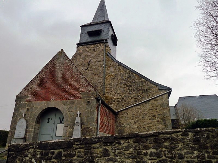 L'entrée de l'église - Flaumont-Waudrechies