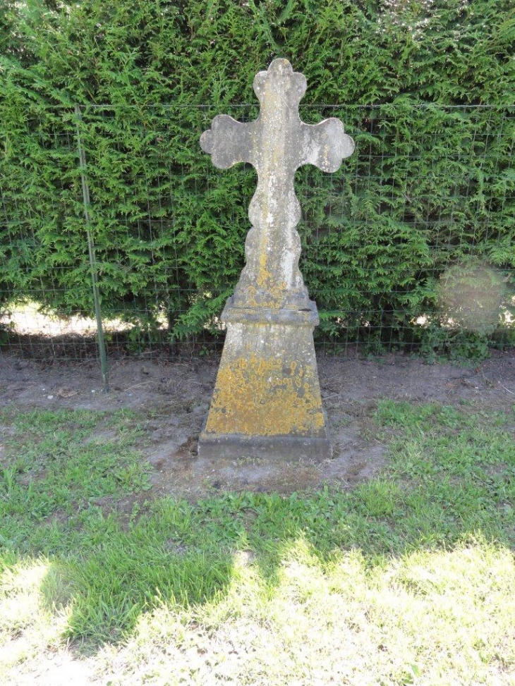 Floyon (59219) croix et chapelles: croix de pierre, place de la Mairie