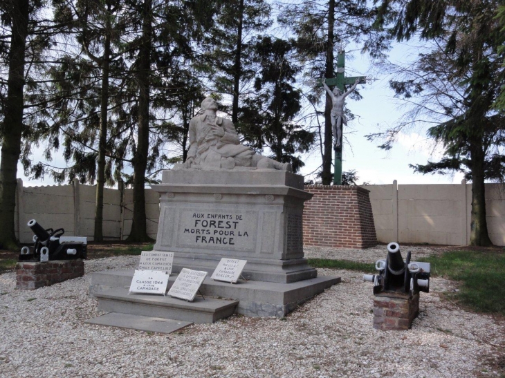 Forest-en-Cambrésis (59222) monument aux morts