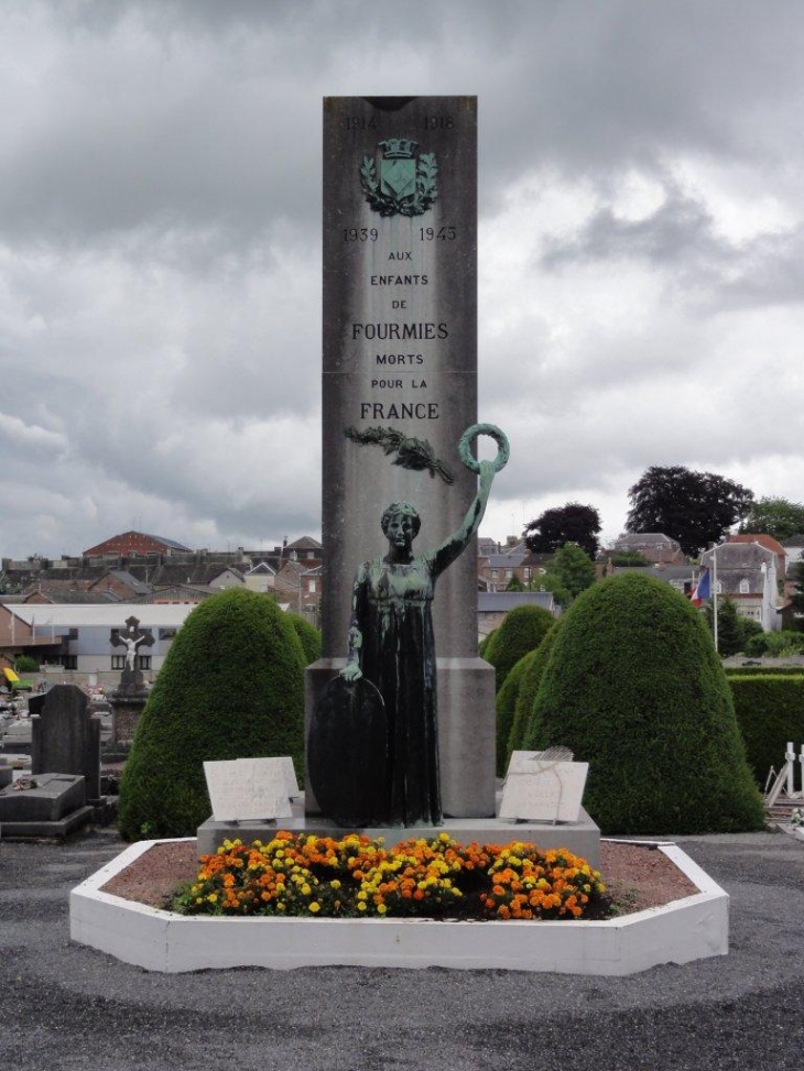 Fourmies (59610) cimetière: monument aux morts