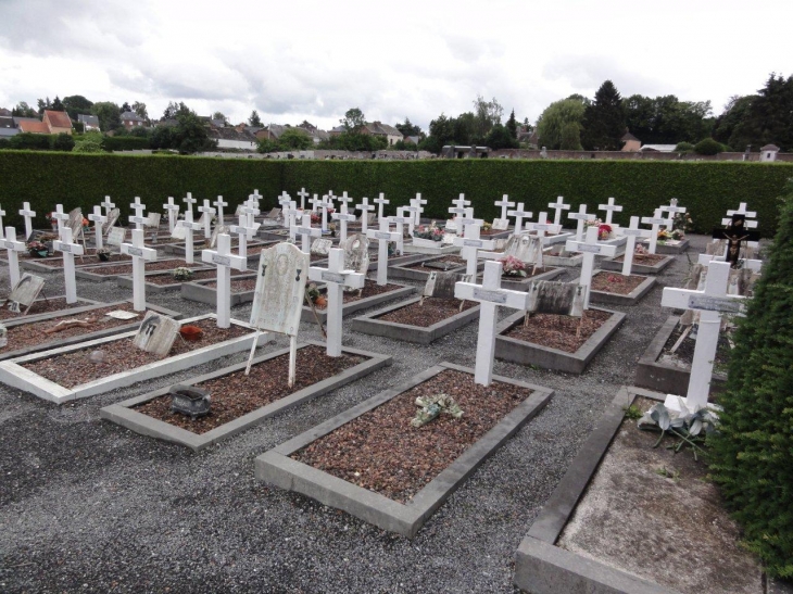 Fourmies (59610) cimetière:  tombes françaises dans l'extension du cimetière communal 