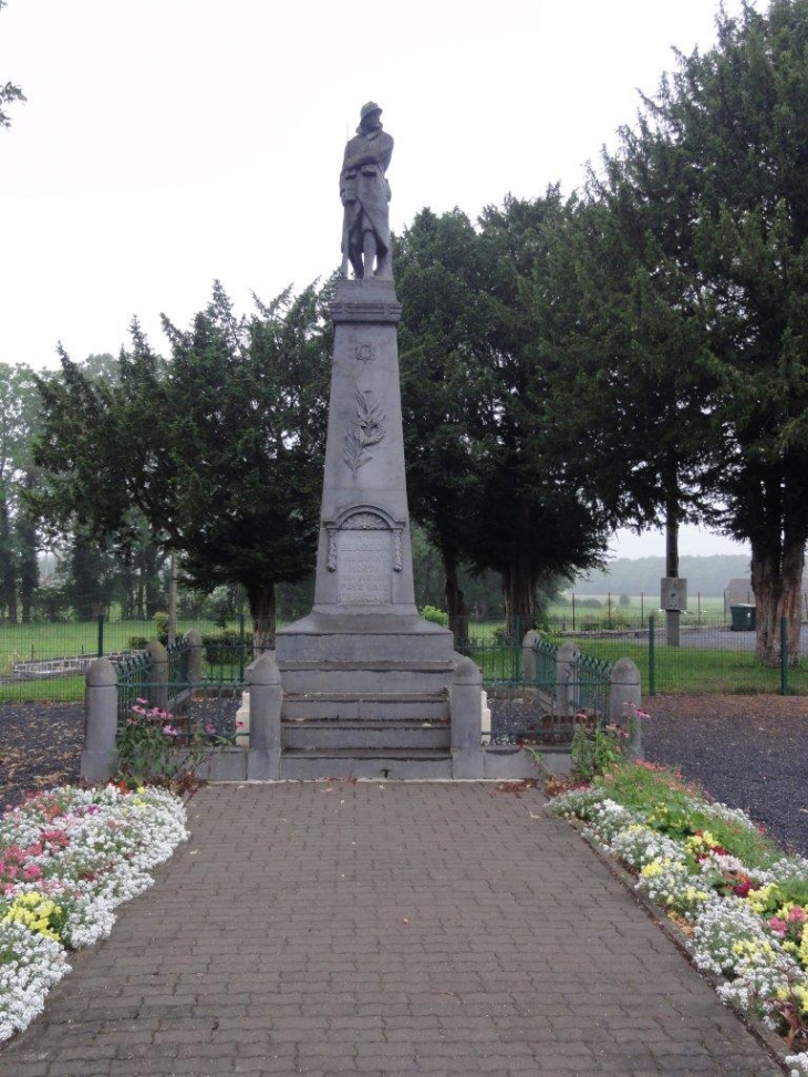 Glageon (59132) monument aux morts dans le bourg