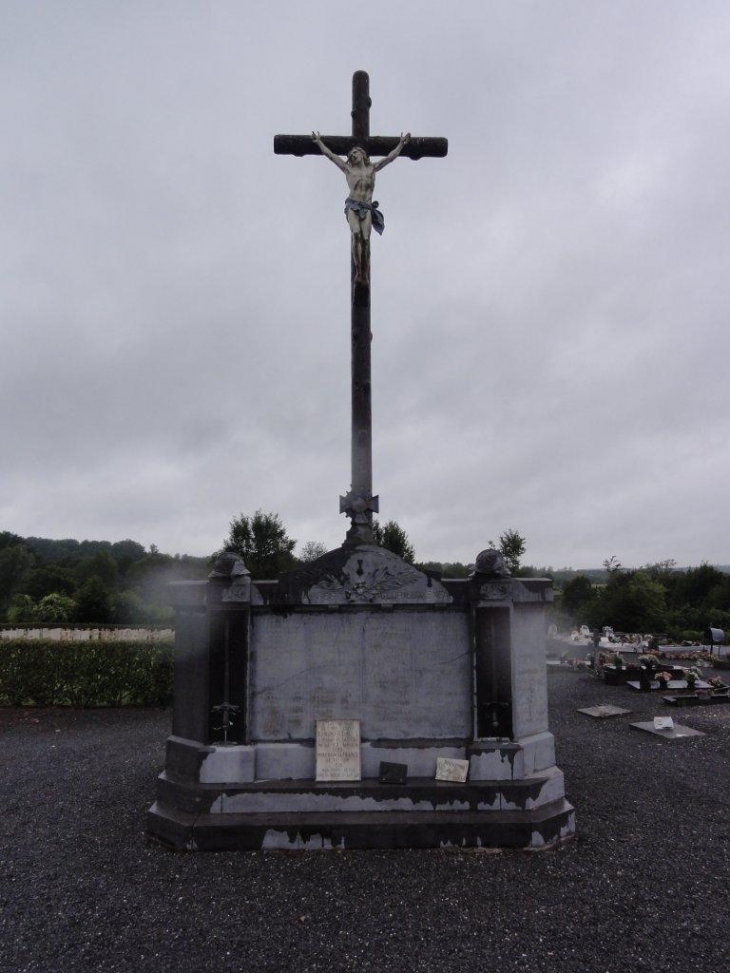 Glageon (59132) monument aux morts 14-18 avec calvaire, au cimetière