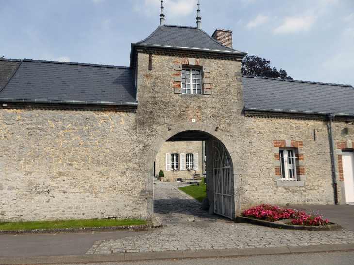 Le porche de la maison forte - Glageon