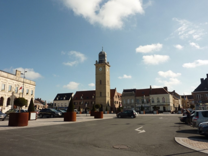 Place Denvers et beffroi - Gravelines