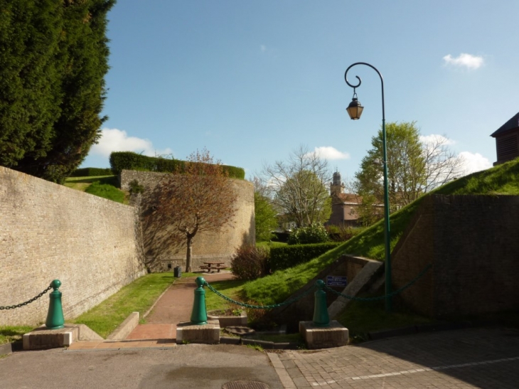 Remparts et allée - Gravelines