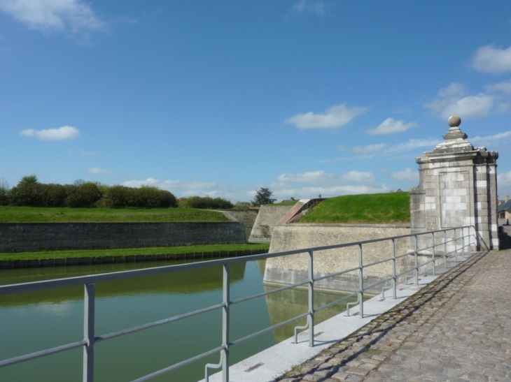 Porte aux boules et douves - Gravelines