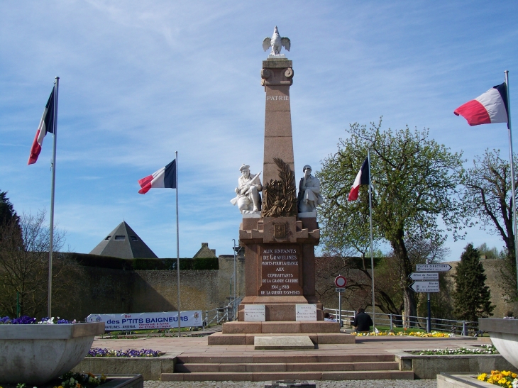 Grand place monument aux morts   - Gravelines