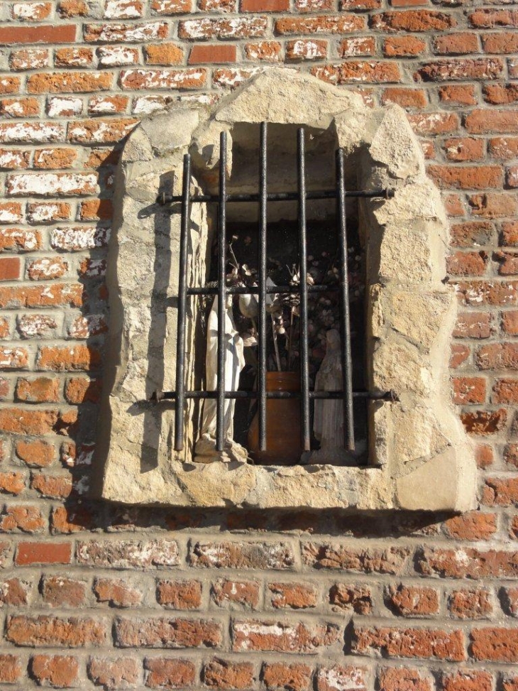 Hargnies (59138) niche dans un mur