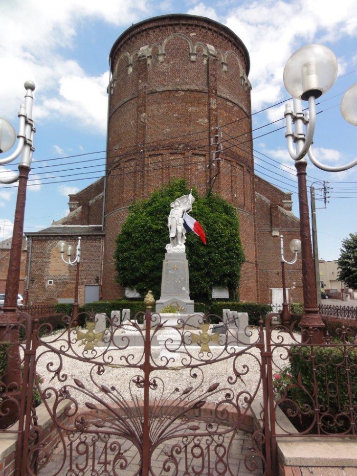 Haussy (59294) monument aux morts au chevet de l'eglise