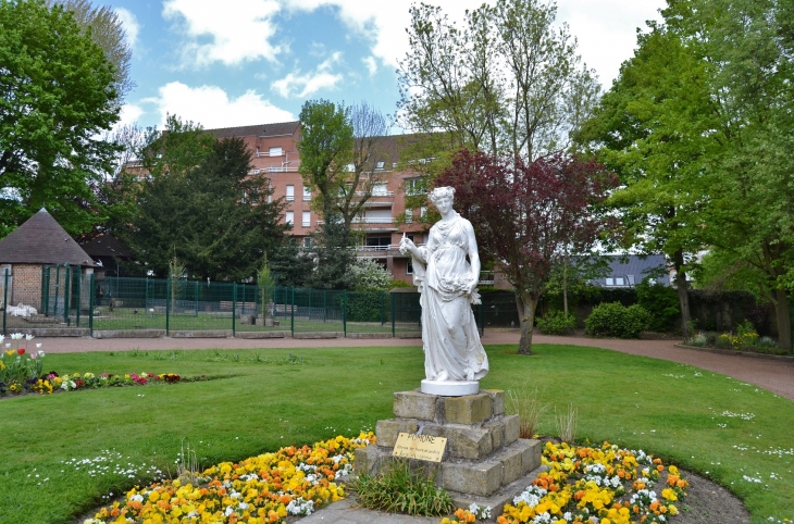 Parc Public ( Déesse Pomone ) - Hazebrouck