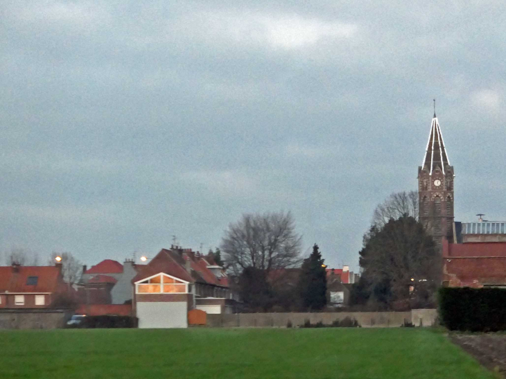 Vue sur le village et le clocher illuminé - Hem