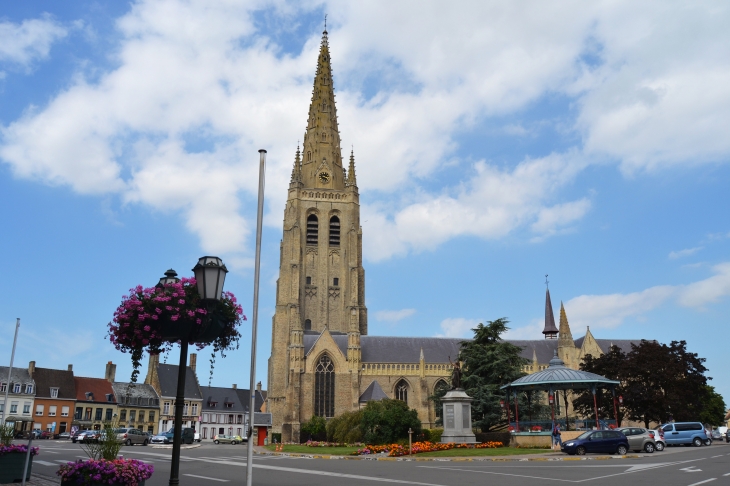 *église Saint-Vaast 16 Em Siècle ( sa tour culmine a 82 métres ) - Hondschoote