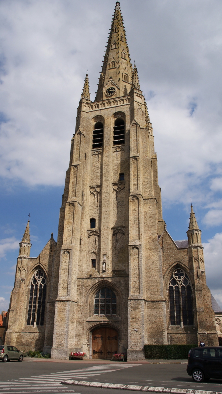 *église Saint-Vaast 16 Em Siècle ( sa tour culmine a 82 métres ) - Hondschoote