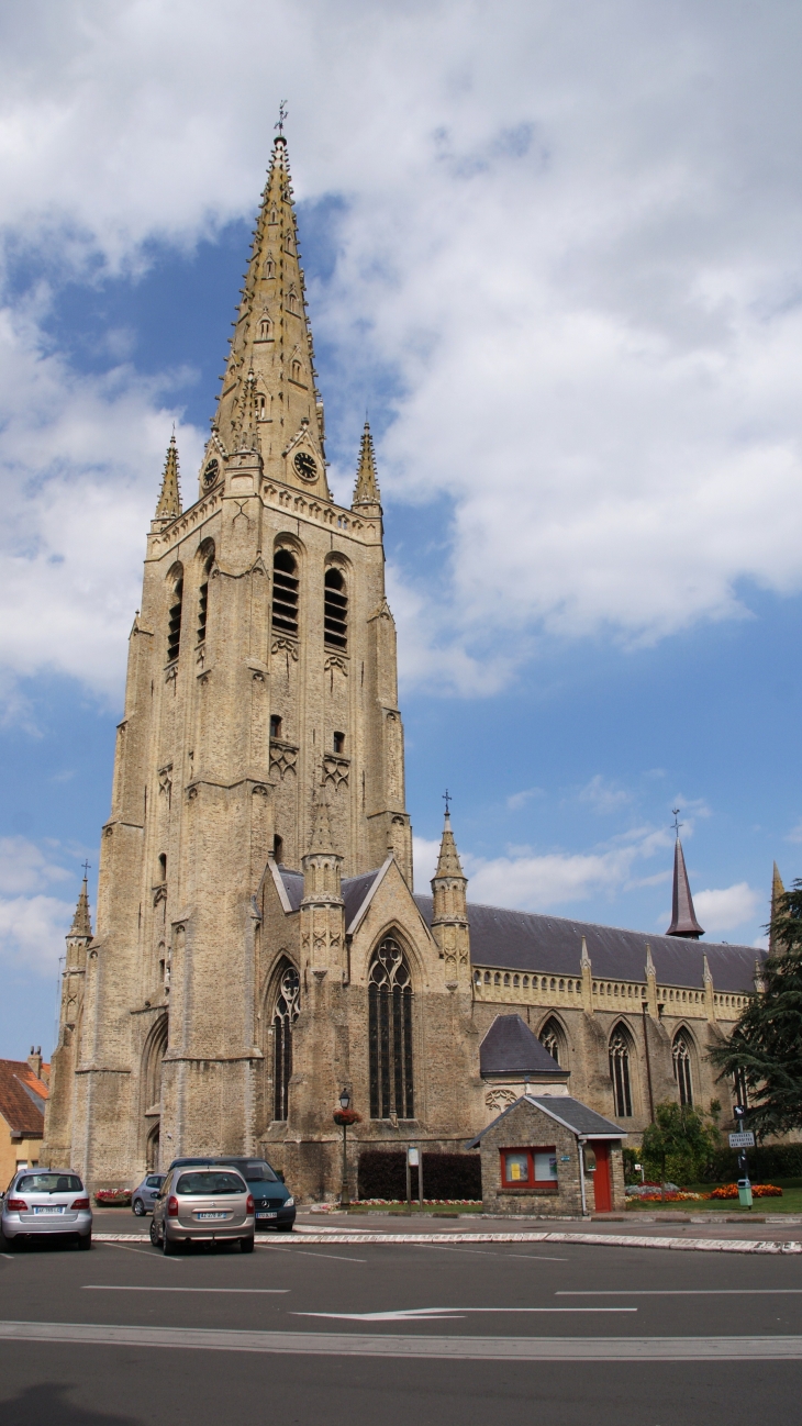 *église Saint-Vaast 16 Em Siècle ( sa tour culmine a 82 métres ) - Hondschoote