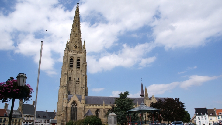 *église Saint-Vaast 16 Em Siècle ( sa tour culmine a 82 métres ) - Hondschoote