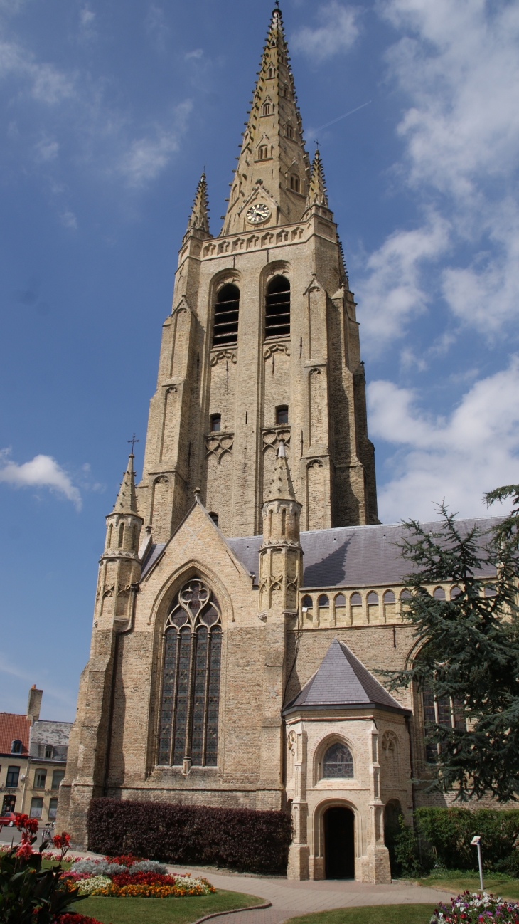 *église Saint-Vaast 16 Em Siècle ( sa tour culmine a 82 métres ) - Hondschoote