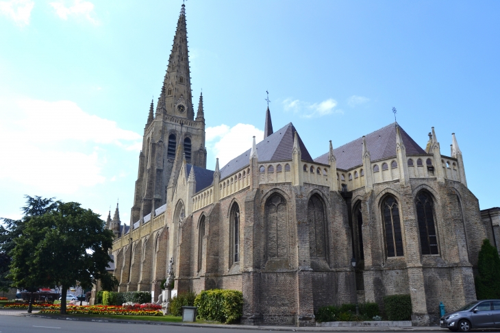 *église Saint-Vaast 16 Em Siècle ( sa tour culmine a 82 métres ) - Hondschoote