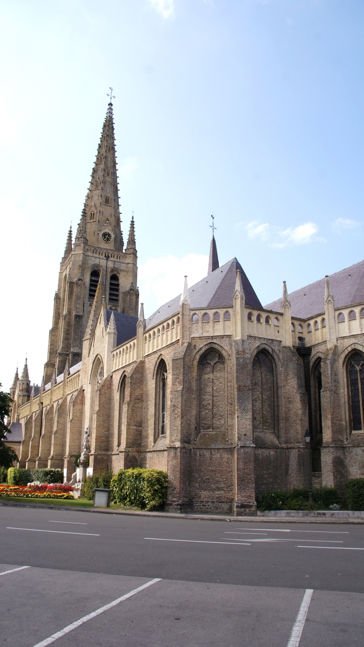 *église Saint-Vaast 16 Em Siècle ( sa tour culmine a 82 métres ) - Hondschoote