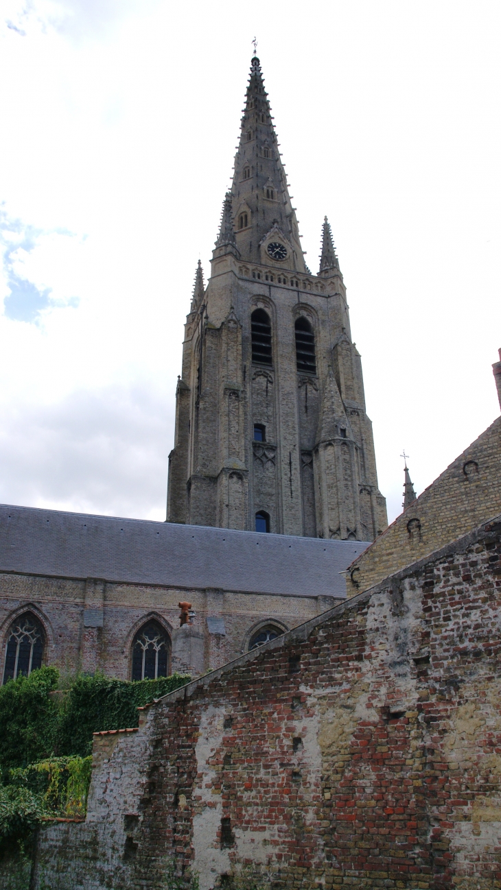 *église Saint-Vaast 16 Em Siècle ( sa tour culmine a 82 métres ) - Hondschoote